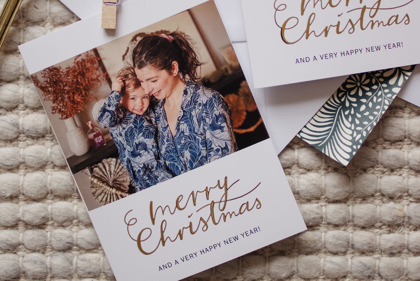 Et festligt kort med beskeden "merry Christmas" i festlig skrift og et smukt foto i baggrunden