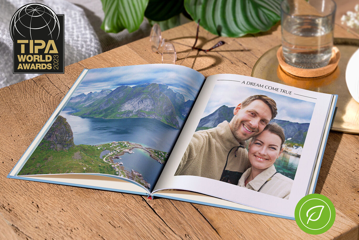 En åben CEWE fotobog viser et fantastisk landskab og et smukt minde om to mennesker.
