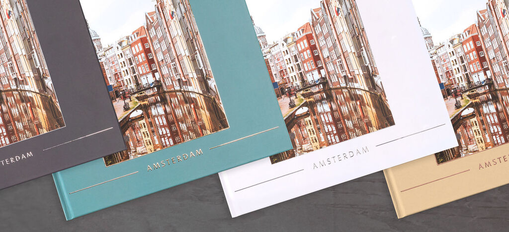 Tre forskellige farvevarianter af et CEWE fotoalbum med bygninger i Amsterdam.