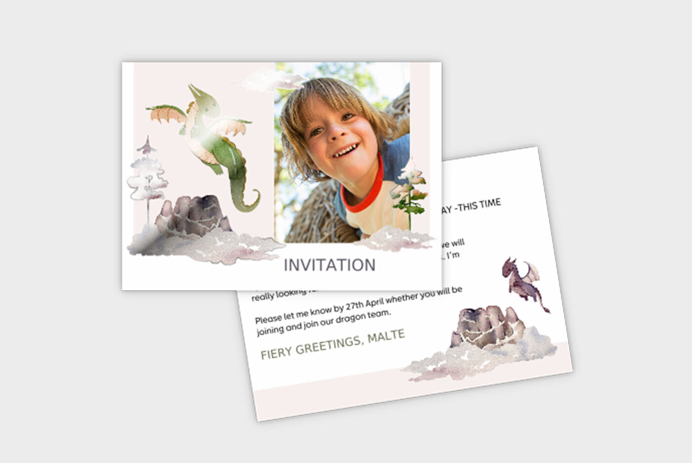 En invitation med glade unge mennesker foran og varme farver i baggrunden.